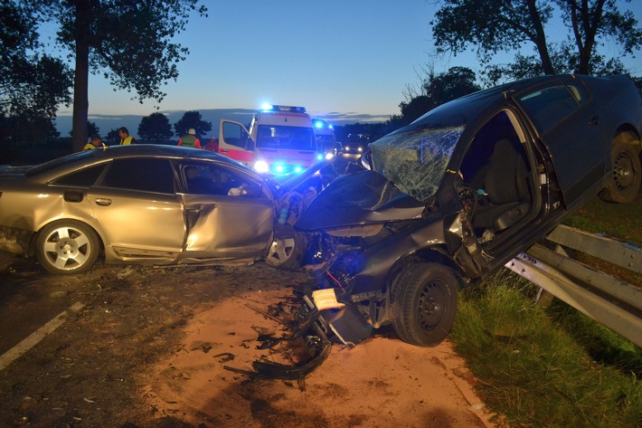POL-NI: Schwerer Verkehrsunfall nach Überholmanöver- Beifahrerin verstirbt am Unfallort - Unfallverursacher flüchtet