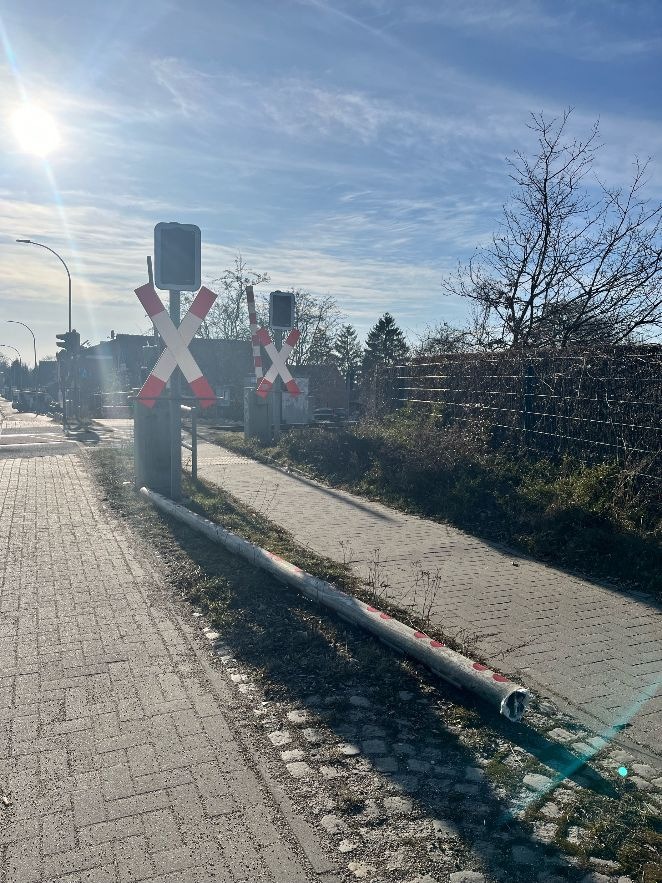 POL-SE: Bad Segeberg - Fahrzeug beschädigt Schrankenbaum von Bahnübergang