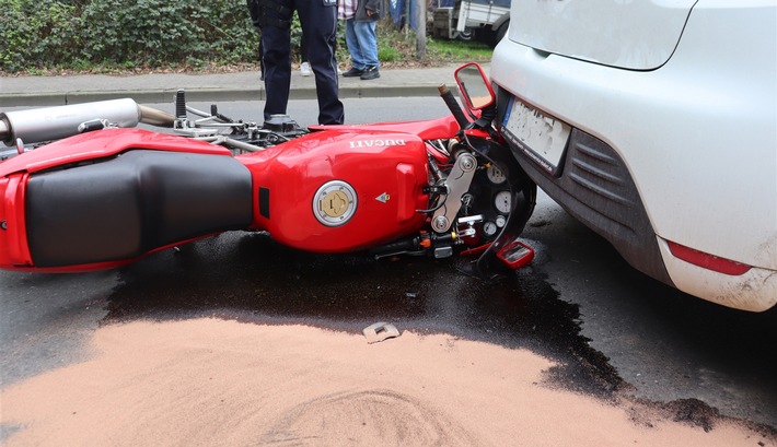 POL-HF: Verkehrsunfall mit verletztem Motorradfahrer- Beteiligter übersieht Bremsvorgang
