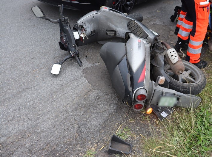 POL-HF: Teslafahrer übersieht Roller- Fahrer nach Sturz verletzt