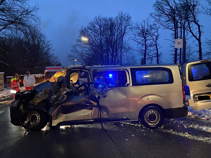 POL-PDTR: Verkehrsunfall zwischen Sattelschlepper und Kleinbus in Morbach / L160