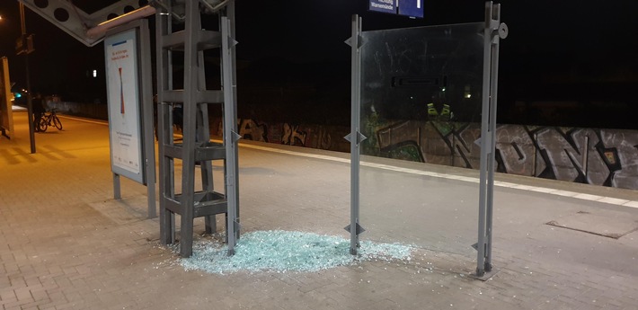 BPOL-HRO: Wetterunterstand am S-Bahn-Halt Parkstraße beschädigt