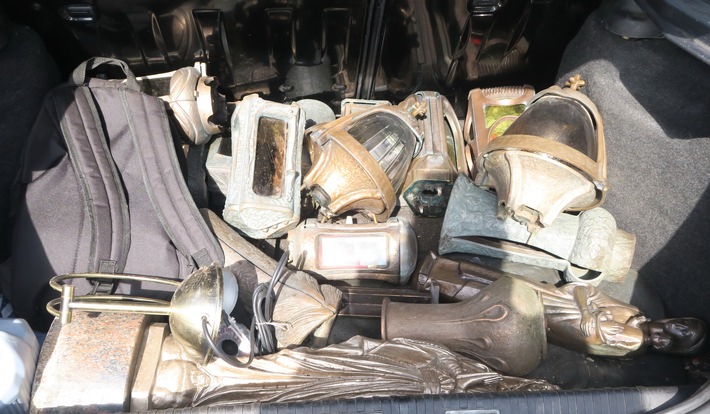 POL-RE: Datteln: Nach Zeugenhinweis Auto sichergestellt - Kofferraum voller Grablampen