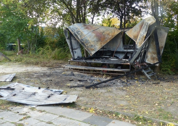 POL-MI: Feuer eines ehemaligen Bauwagens - Zeugen gesucht