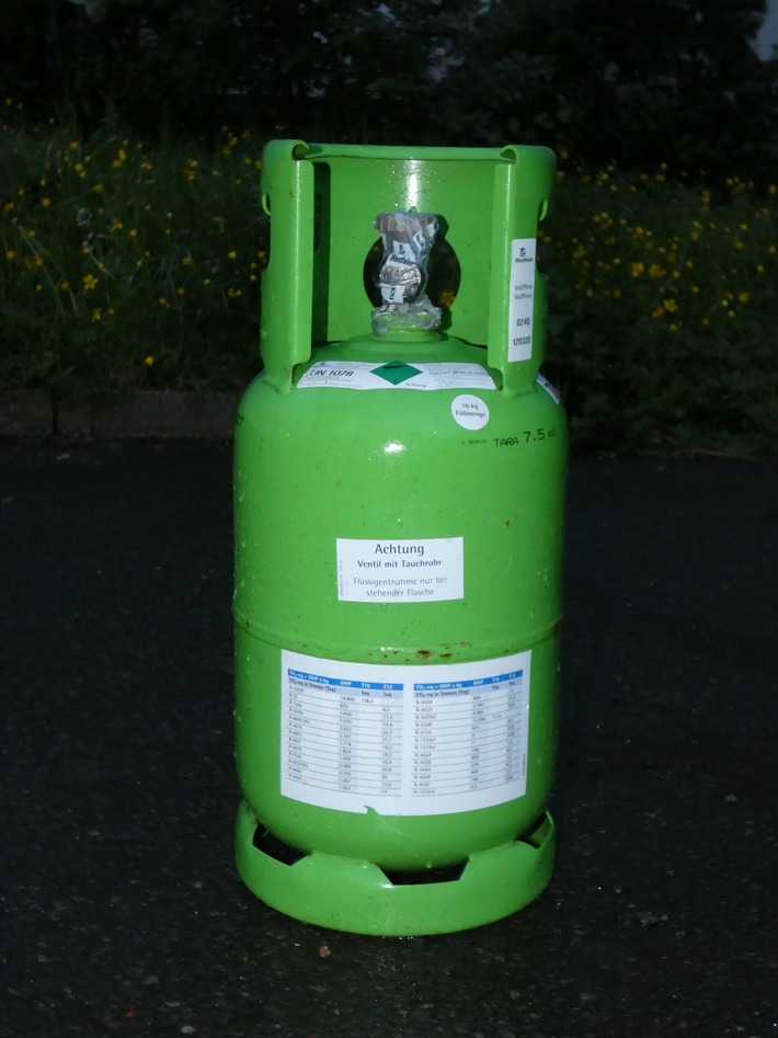 POL-CUX: Unbekannte Täter entwenden auffällig grüne Gasflaschen (Lichtbild in der Anlage)