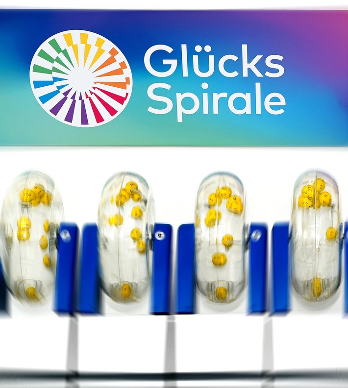 Glück im Doppelpack: 1,2 Millionen sofort und jeden Monat 5.000 Euro bis 2045 aufs Konto für GlücksSpirale-Rentner aus Nordrhein-Westfalen und Baden-Württemberg