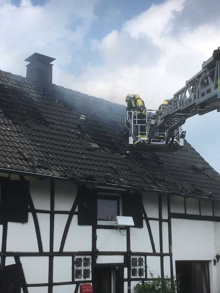 FW-GE: Dachstuhlbrand in der Heistraße in Erle