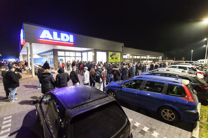 Knallerverkauf um Mitternacht: Großer Andrang bei ALDI Nord in Berlin