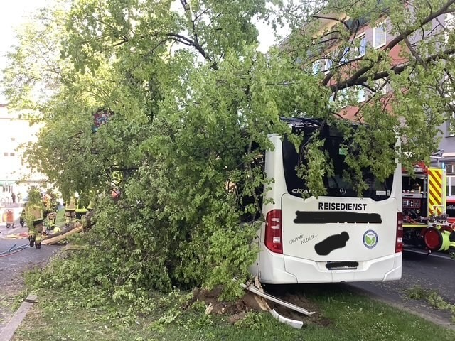 FW-GE: Busunfall mit mehreren Verletzten