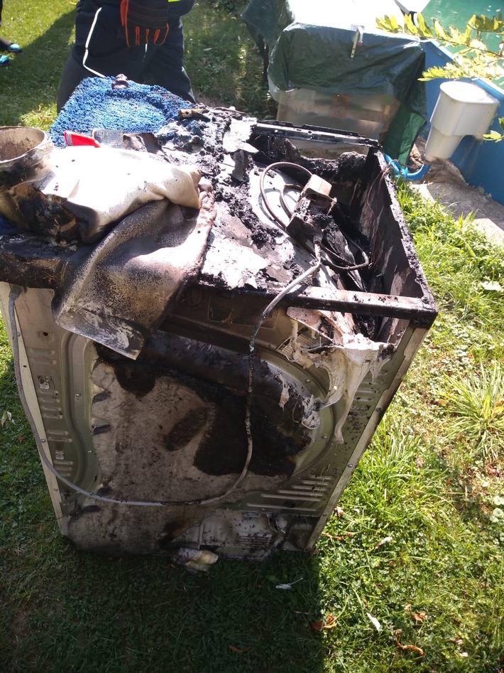 FW Lage: Feuer 3 / Kellerbrand, brennt Waschmaschine im Keller - 10.09.2019 - 14:12 Uhr