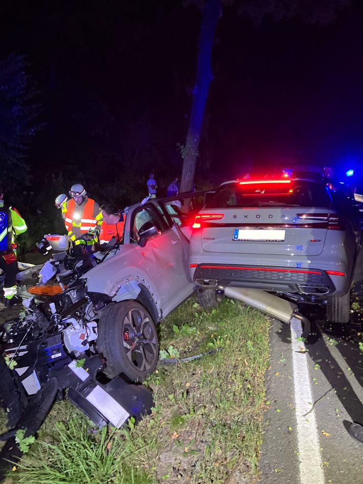 POL-AC: Schwerer Verkehrsunfall auf der Himmelsleiter - Auto prallt gegen Baum