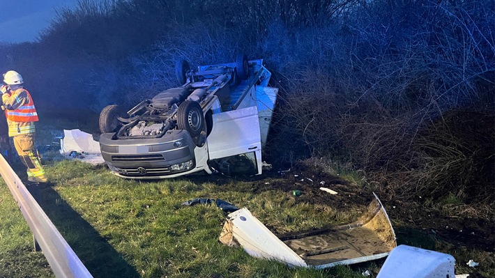 POL-MS: Kleintransporter überschlägt sich bei Unfall auf A1 - Polizei sucht Zeugen