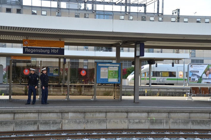 Bundespolizeidirektion München: Unbekannter will auf anfahrenden Zug aufspringen - Zug muss Notbremsen