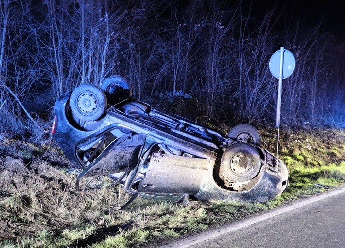 POL-HX: Auto überschlägt sich, drei Personen verletzt