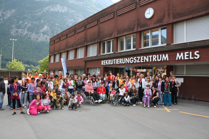 Das Rekrutierungszentrum der Armee in Mels empfängt die swisscor-Stiftung / 77 Kinder aus der Republik Mazedonien werden während der Sommerferien des Rekrutierungszentrums in Mels gepflegt und betreut