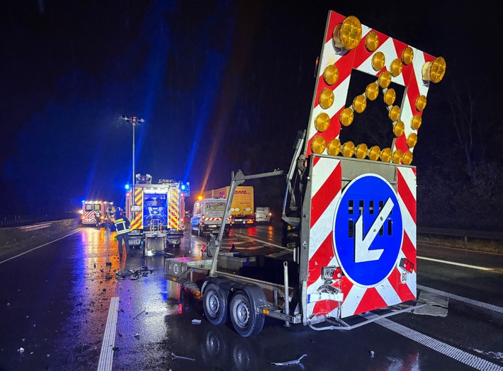 FW Moers: PKW kollidiert mit Absicherungsanhänger auf der A57