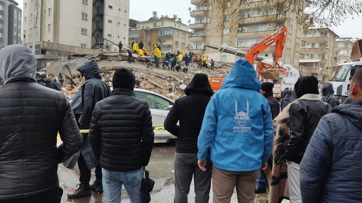 Aufräumarbeiten in Gaziantep (Copyright: Islamic Relief). / Weiterer Text über ots und www.presseportal.de/nr/50131 / Die Verwendung dieses Bildes für redaktionelle Zwecke ist unter Beachtung aller mitgeteilten Nutzungsbedingungen zulässig und dann auch honorarfrei. Veröffentlichung ausschließlich mit Bildrechte-Hinweis.