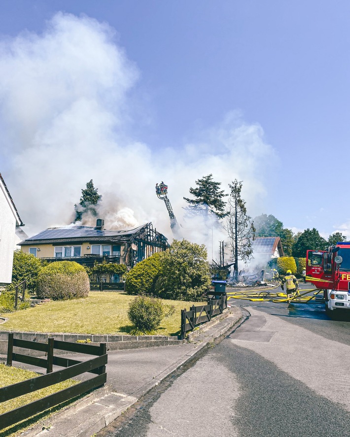 FW-DT: Heckenbrand breitet sich auf Wohnhaus aus - Gebäude unbewohnbar