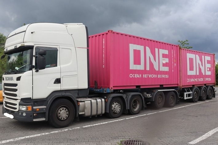 POL-PPTR: Das wird Teuer: Falscher Fahrtenschreiber und fast 70% überladen