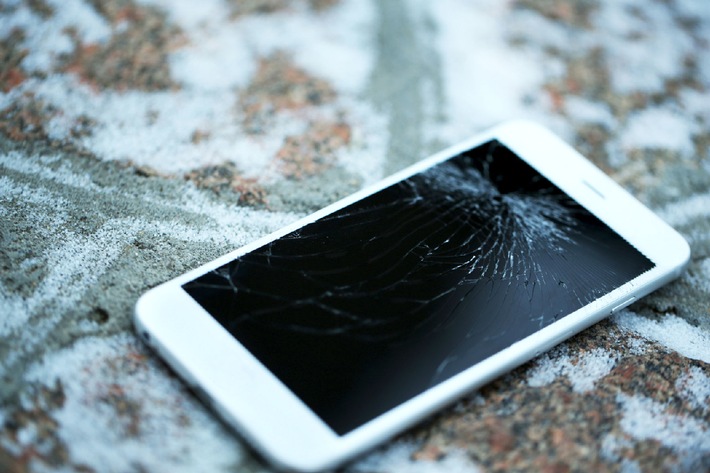 Smartphone: Gut geschützt im Schneegestöber / Versicherungsdienstleister assona blickt ins Geräteinnere und verrät Tipps gegen Kälte- und Feuchtigkeitsschäden im Winter