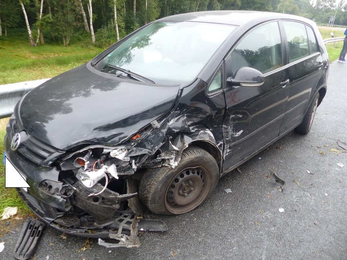 POL-CUX: Einschleichdiebstahl +++ Unfallflucht in Geestland +++ Unfall in Autobahnabfahrt +++ Unfall mit leicht verletzter Person +++ Sattelzug aus dem Verkehr gezogen