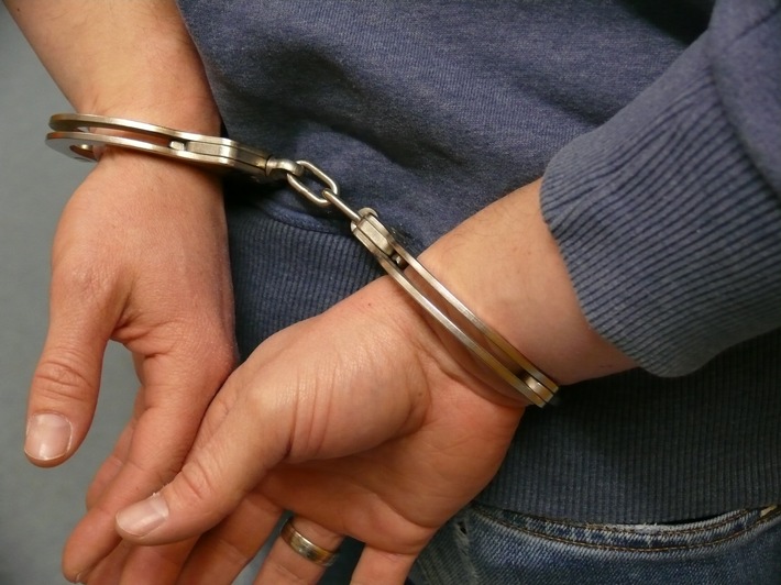 BPOLI-KN: Bundespolizei nimmt gesuchte Personen fest