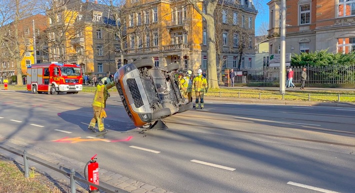 FW Dresden: PKW landet nach Verkehrsunfall auf dem Dach
