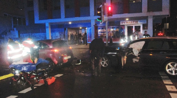 POL-HM: Kollision auf der Kaiserstraße - zwei Autofahrer verletzt (Zeugenaufruf)