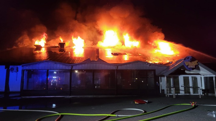 POL-WHV: Diskothek in Sande durch Brand komplett zerstört