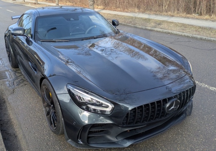 ZOLL-M: Münchner Dealer-Duo verhaftet. Schmuggel und Handel von beachtlichen Mengen Marihuana, Haschisch sowie Kokain enthüllt.