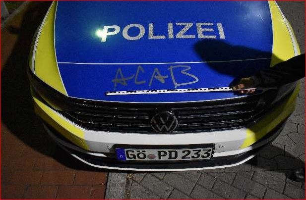 POL-GÖ: (240/2024) Während Einsatz wegen Ruhestörung - Unbekannter beschmiert Funkstreifenwagen mit &quot;ACAB&quot;, Staatsschutz ermittelt