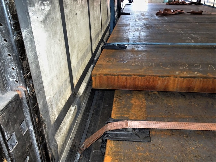 POL-KLE: Rees- LKW mit unzureichender Ladungssicherung still gelegt/ Nur fünf statt erforderlichen 49 Gurten verwendet