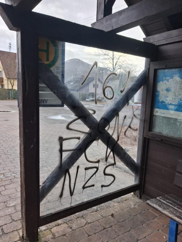 POL-PDLD: Queichhambach - Bushaltestelle beschmiert