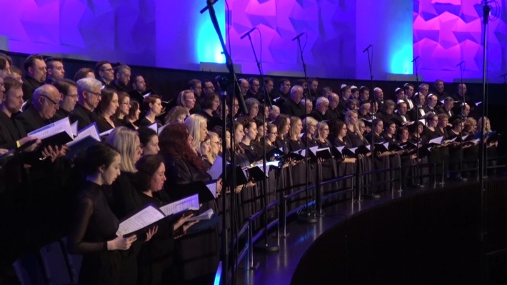 Gedenken an die Befreiung von Auschwitz: Bibel TV zeigt &quot;The &#039;Night&#039; Holocaust Concert&quot; / Am 27. Januar erinnert Bibel TV mit der letztjährigen Konzertlesung aus Hannover an den Holocaust