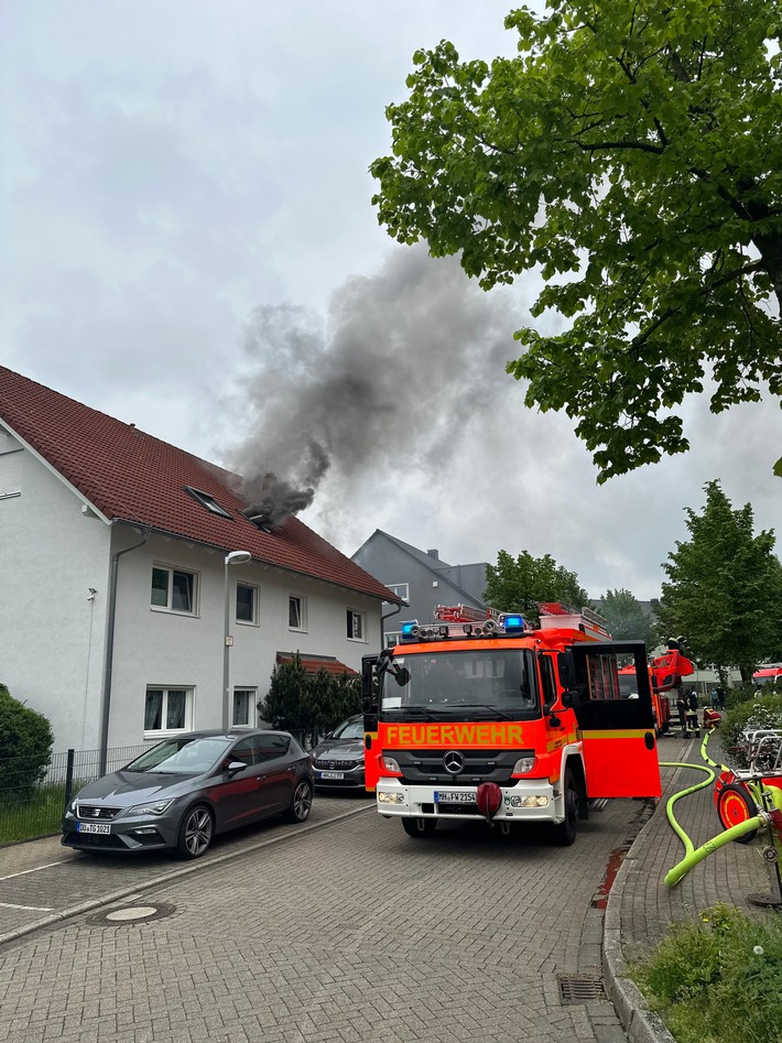 FW-MH: Dachgeschosswohnung in Vollbrand - eine Person verletzt-