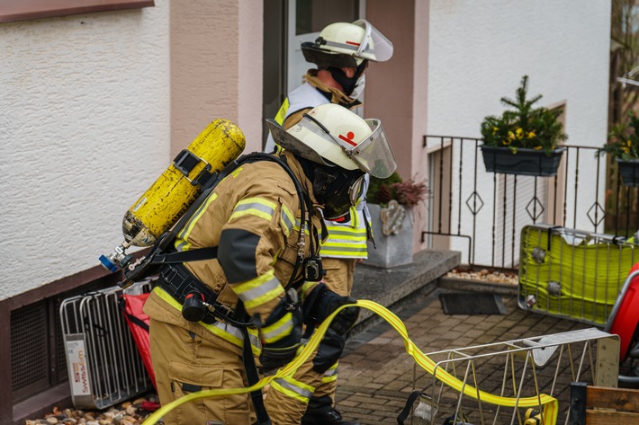 FW Menden: Brand im Dachgeschoss eines Mehrfamilienhauses