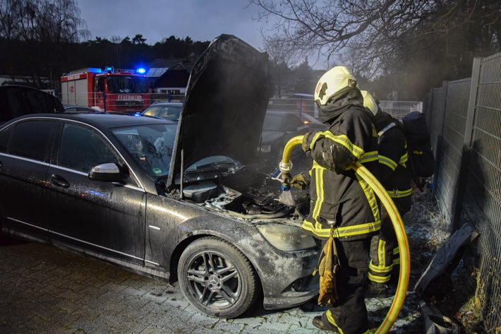 FW-MK: Feuer im Motorraum