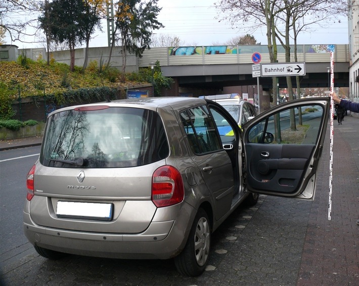 POL-DN: Beifahrertür bringt Radfahrer zu Fall