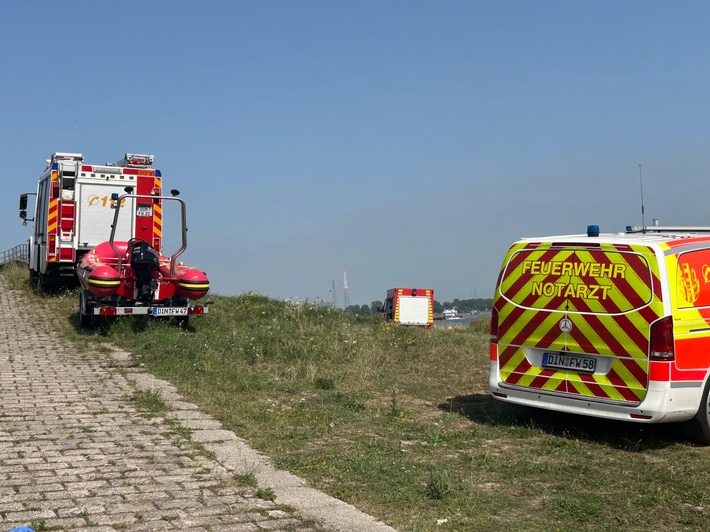 FW Dinslaken: Ein Dachstuhlbrand mit Menschenleben in Gefahr, ein Zimmerbrand mit Menschenleben in Gefahr, eine Person im Rhein und weitere Einsätze wurden heute bisher durch die FW Dinslaken bearbeitet.