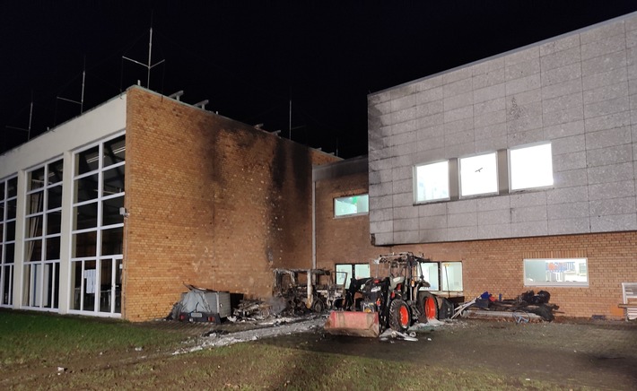 FW-BN: Brand am Sportplatz der Universität Bonn - Feuer zerstört drei Fahrzeuge und verursacht Gebäudeschaden
