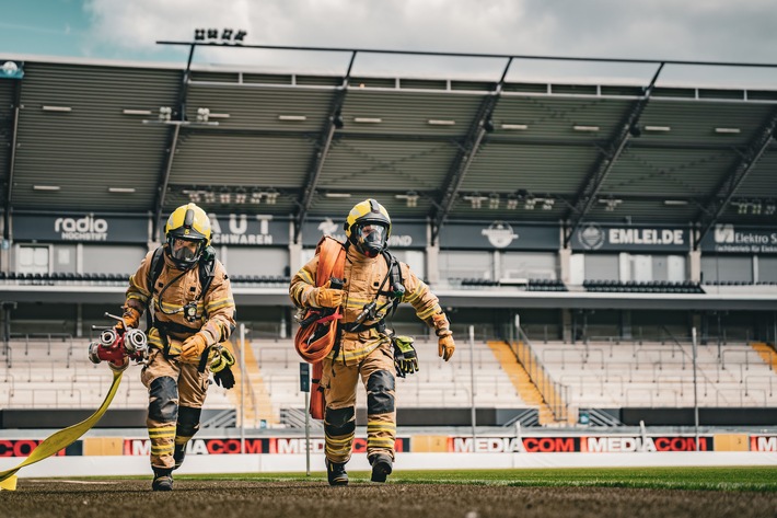 FW-PB: 400 Feuerwehrleute gehen beim Leistungsnachweis an der Home Deluxe-Arena an den Start