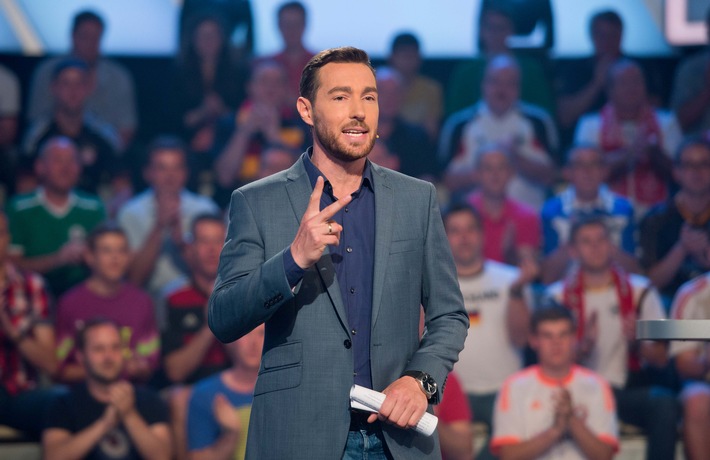 "Deutschlands bester Stürmer" zu Gast im "aktuellen sportstudio" des ZDF /  Sandro Wagner im Gespräch mit Moderator Sven Voss (FOTO)