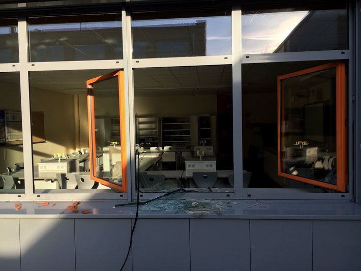 POL-NI: Zwei Täter nach Einbruch und Vandalismus in Schulgebäude festgenommen