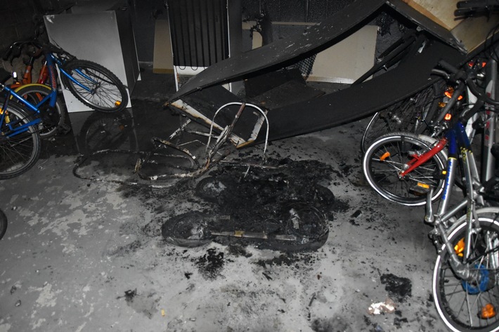 POL-WOB: Kinderwagen im Keller in Brand gesetzt - Polizei sucht Zeugen