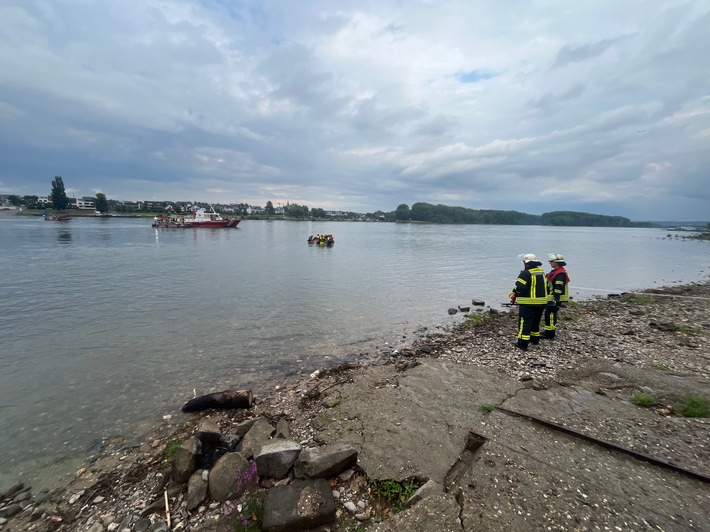 FW-BN: PKW ins Wasser gefahren und im Rheinstrom abgetrieben - umfangreicher Einsatz von Feuerwehr und Rettungsdienst aus Bonn und dem Rhein-Sieg-Kreis