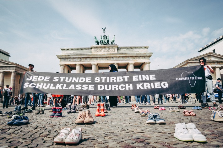 Islamic Relief Deutschland setzt sich gegen das Sterben von Kindern in Afrika ein / Mit Mahnwachen gedenken Islamic Relief und Gemeinsam für Afrika afrikanischen Kindern, die täglich in Kriegen sterben