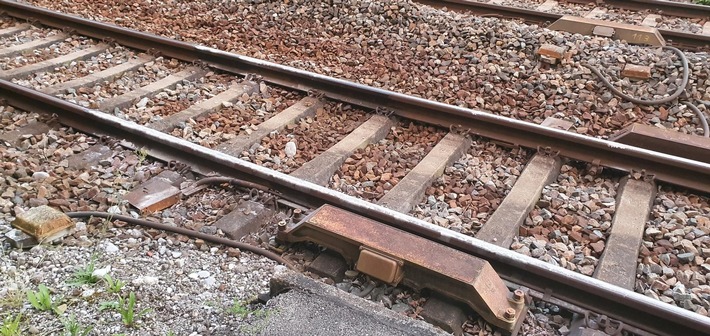 Bundespolizeidirektion München: Betrunken Schottersteine auf Gleis gelegt/ Bundespolizei ermittelt wegen gefährlichen Eingriffs in den Bahnverkehr