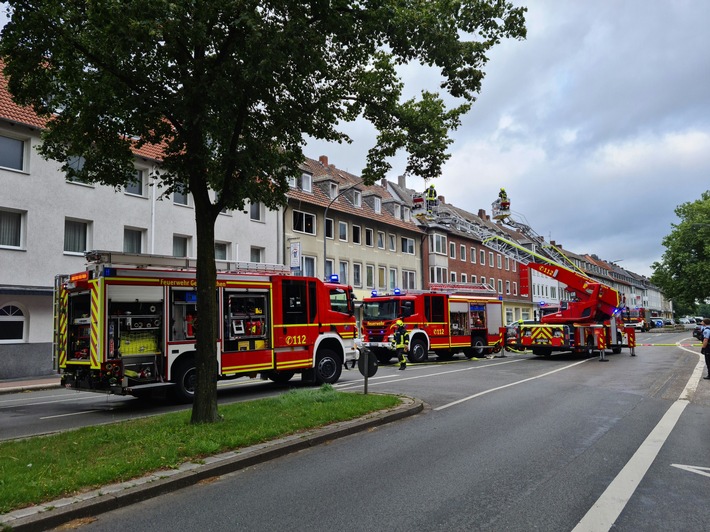FW-GE: Küchenbrand in Gelsenkirchen Hassel - Mehrere Personen über Drehleitern gerettet