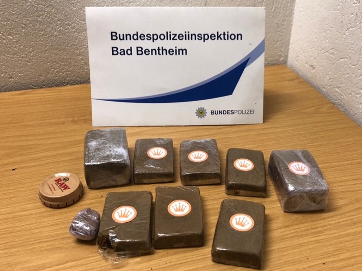 BPOL-BadBentheim: Drogen über die Grenze geschmuggelt / Bundespolizei findet ein Kilo Haschisch