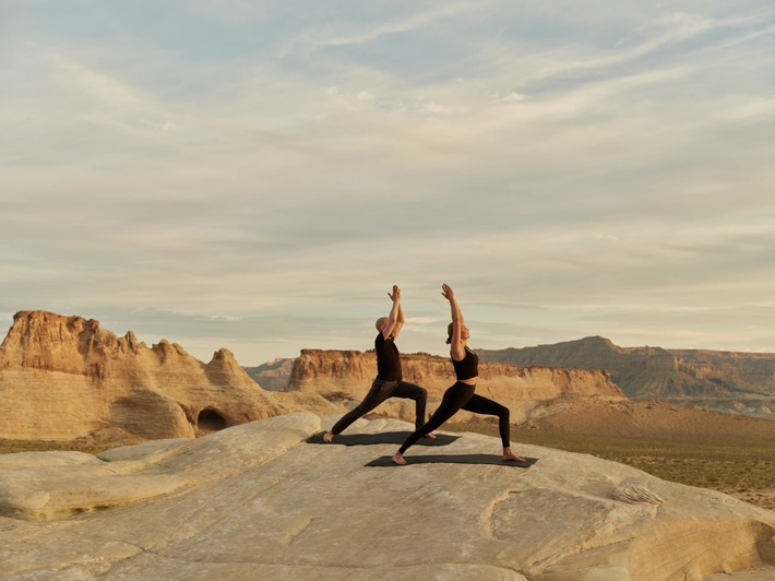 Yoga on the Rocks statt Spa von der Stange / Wüste, Eis, Dschungel und jahrhundertealte Heiltraditionen: FYNE Travel zeigt, wo Wellness selbst zum Reiseerlebnis wird
